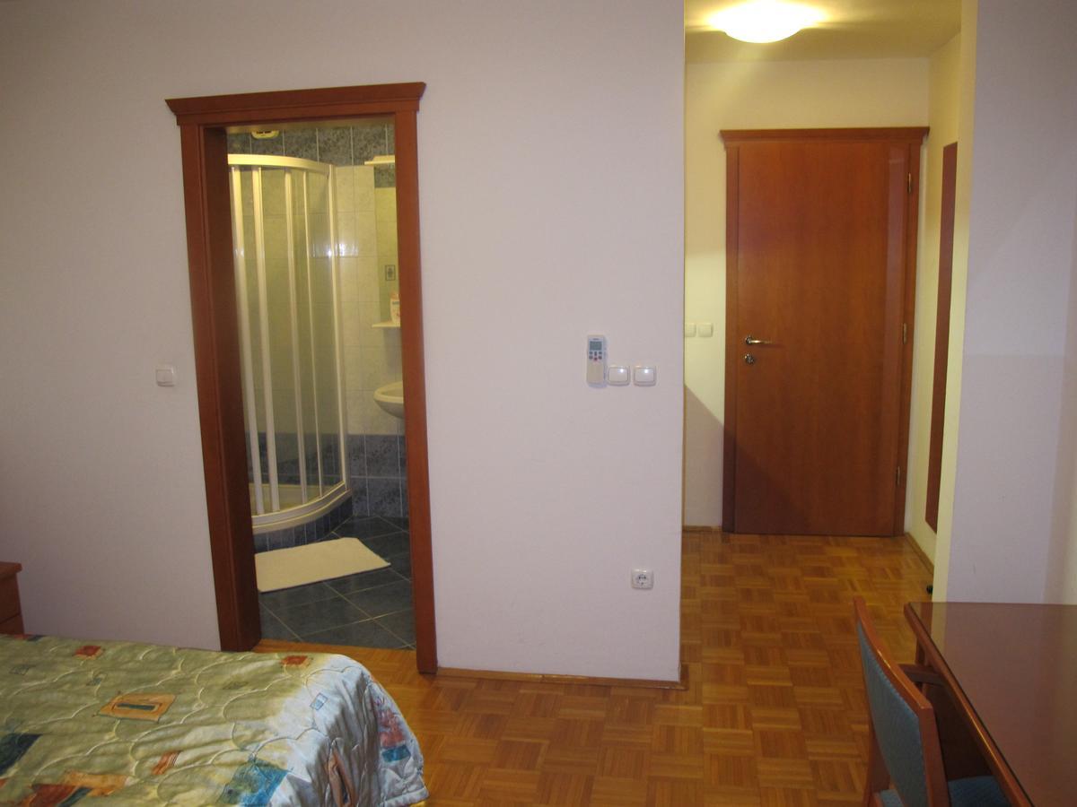 Apartment Sobe Ravbar Novo Mesto Exterior photo